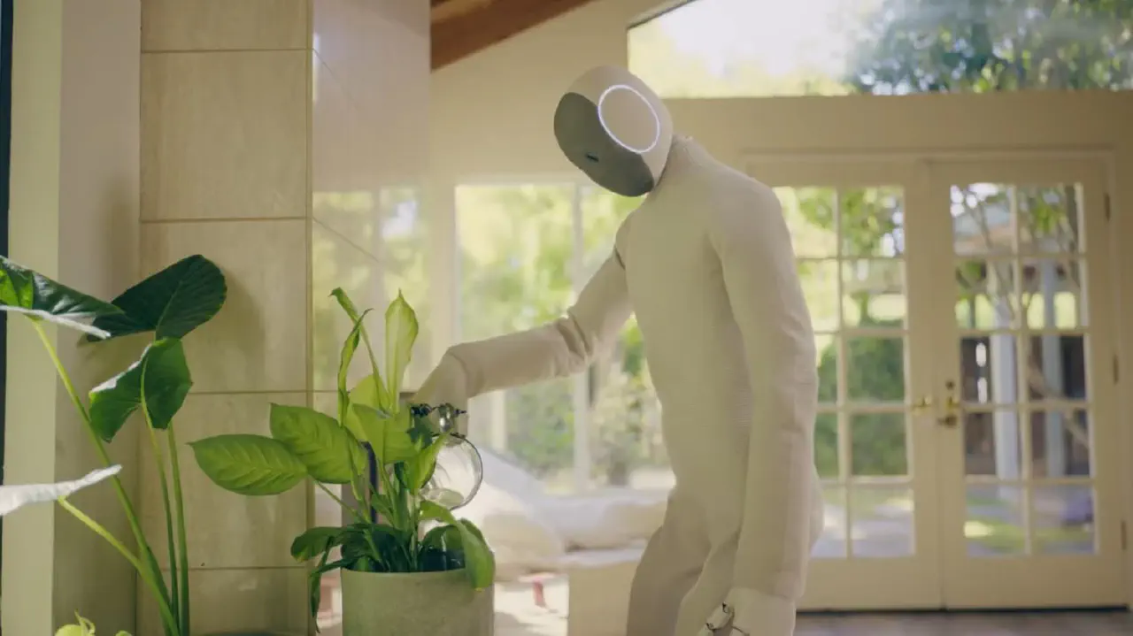 ENTRETIEN. "Vous acceptez que quelqu'un espionne chez vous" : quels risques soulève l’arrivée des robots humanoïdes domestiques ?