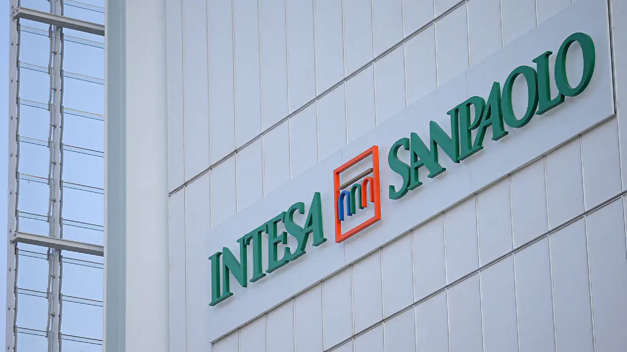 Une banque italienne victime d’une escroquerie à 95 millions d’euros basée sur une voix générée par IA - RTBF Actus